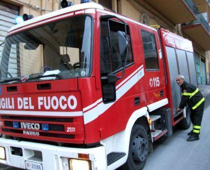 Portici, una tromba d'aria fa crollare una tettoia: due feriti