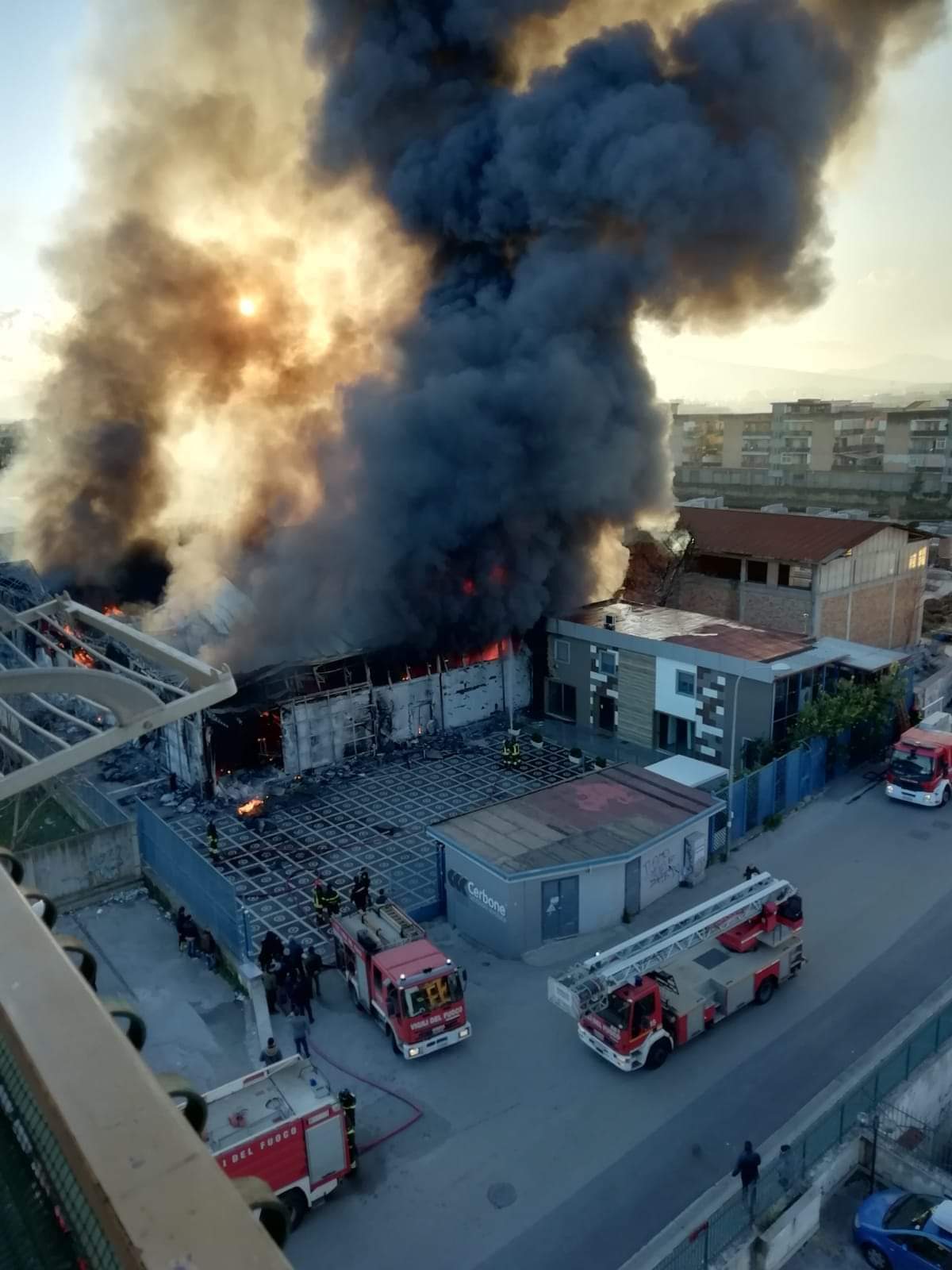 Allarme a Casoria, vasto incendio in una fabbrica 
