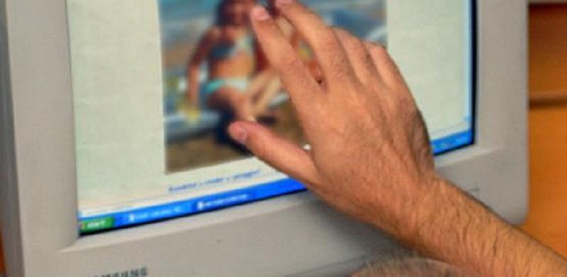 Napoli, costringe ragazzina a inviargli video hot con bimbi di tre anni: arrestato pedofilo