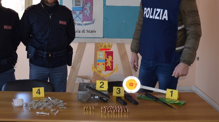Torre Annunziata, armi e droga nel quartiere bunker del Penniniello