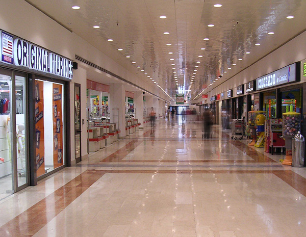 Scoperti a rubare in un centro commerciale, arrestata coppia di Sorrento