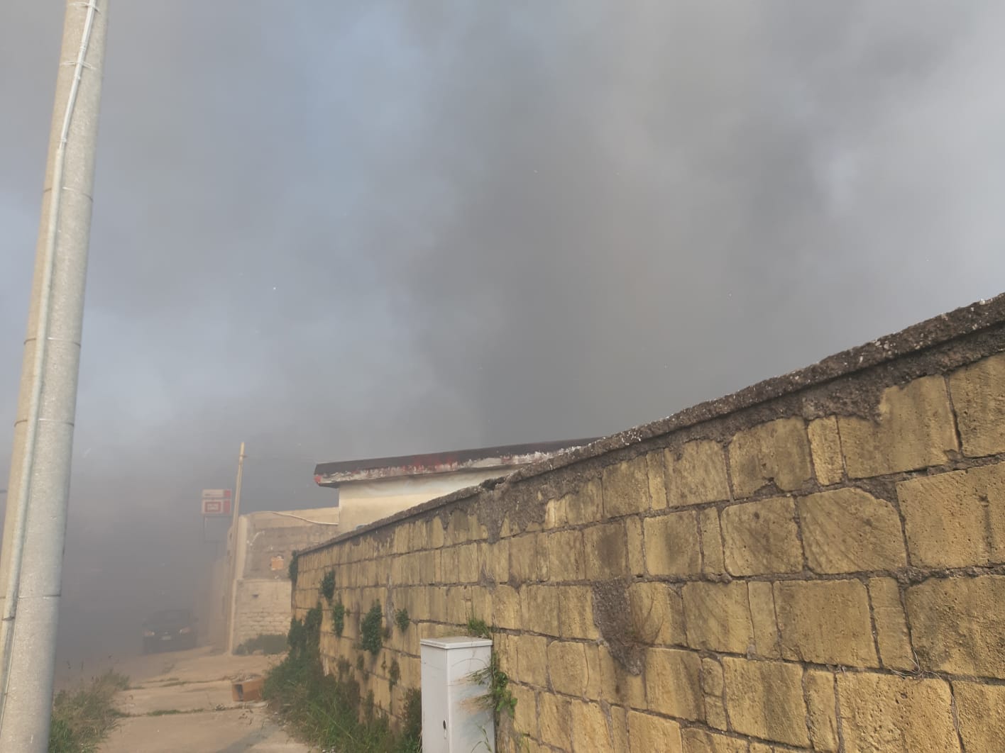 Castellammare, in fiamme deposito di vernici: nube tossica