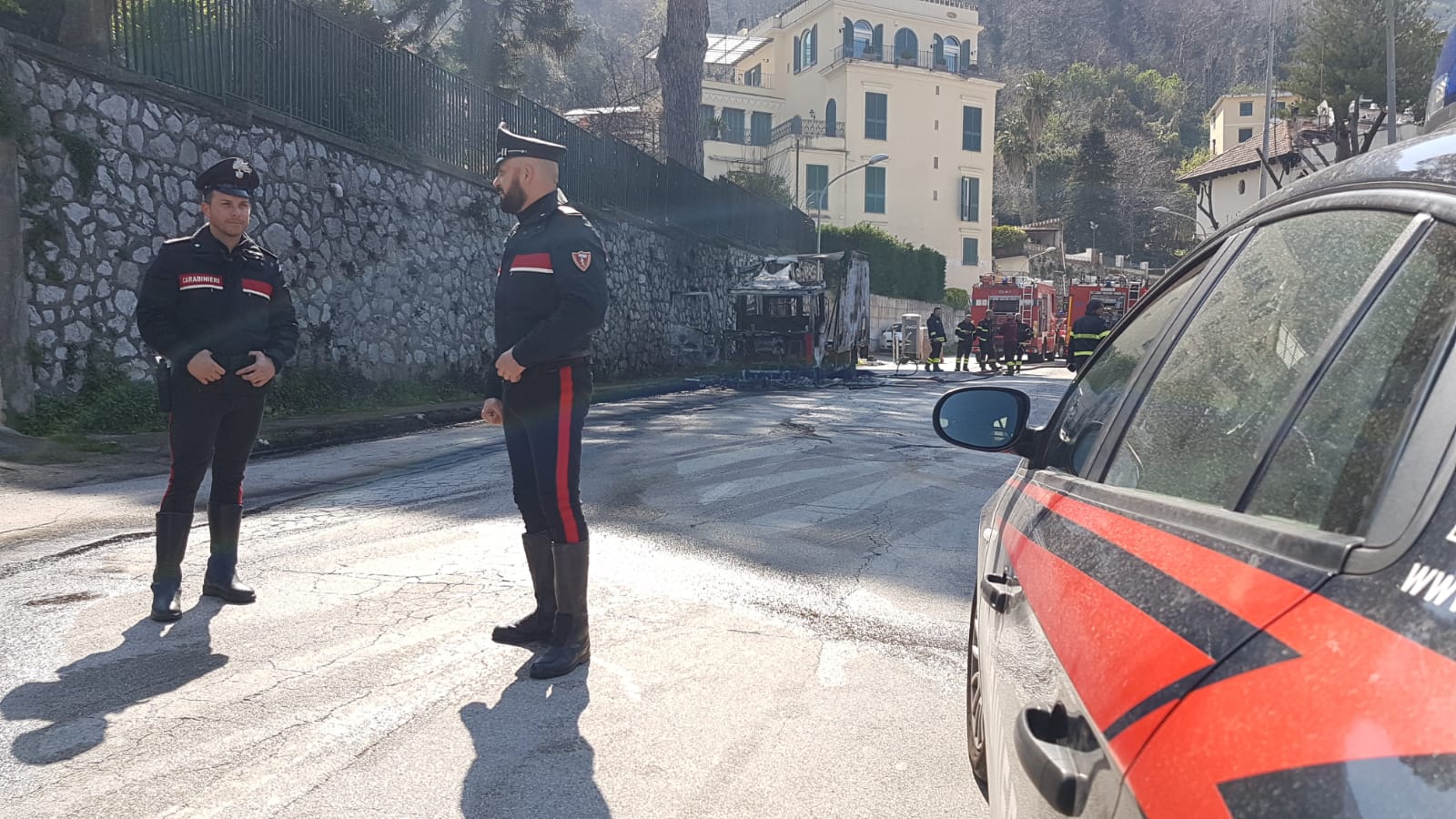 Castellammare, camion in fiamme sulla Panoramica: chiusa la strada