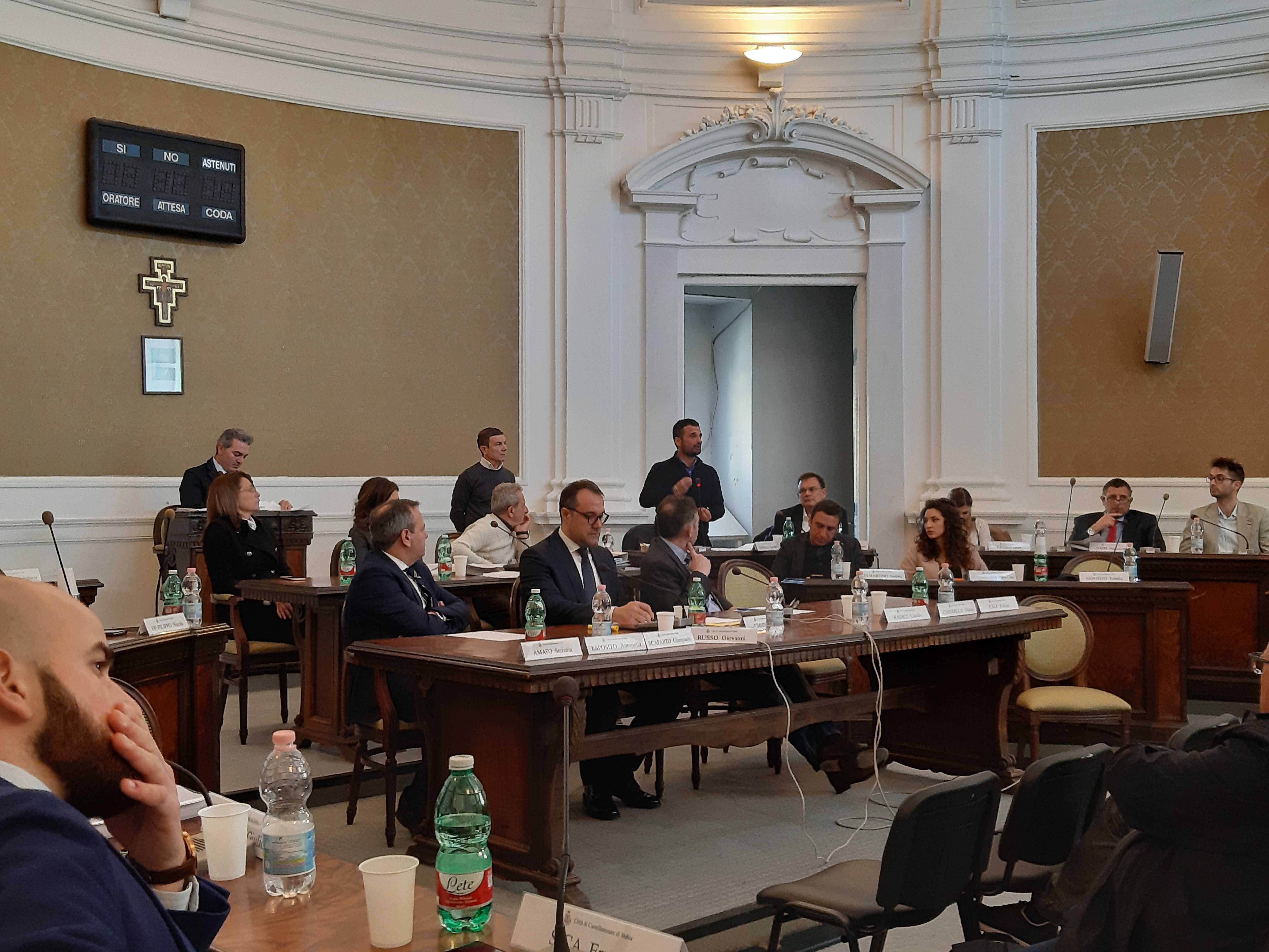 Castellammare, le accuse alla giunta Cimmino e ai consiglieri comunali: parentele e appalti