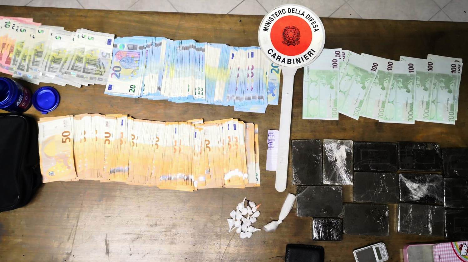 Volla, coppia nasconde in casa droga e soldi: arrestati