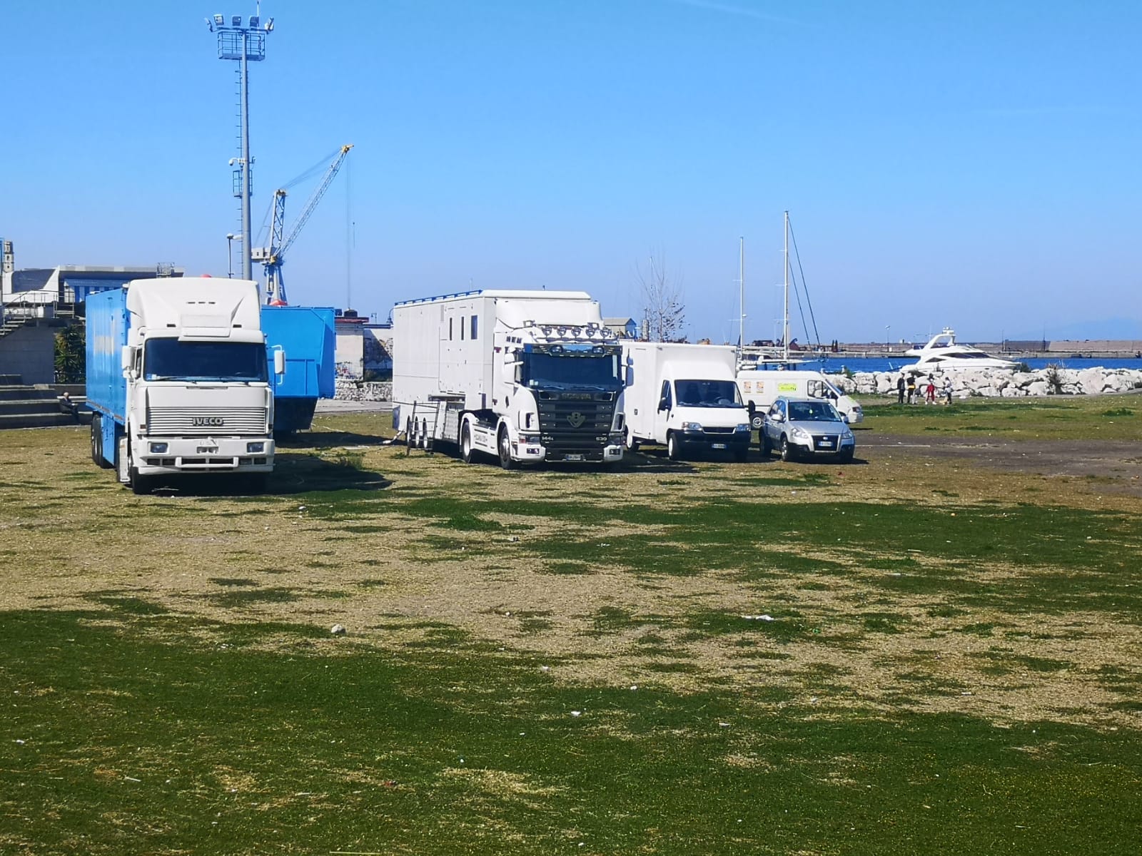 Castellammare, circo acquatico sulla spiaggia: show con squali e pipistrelli 