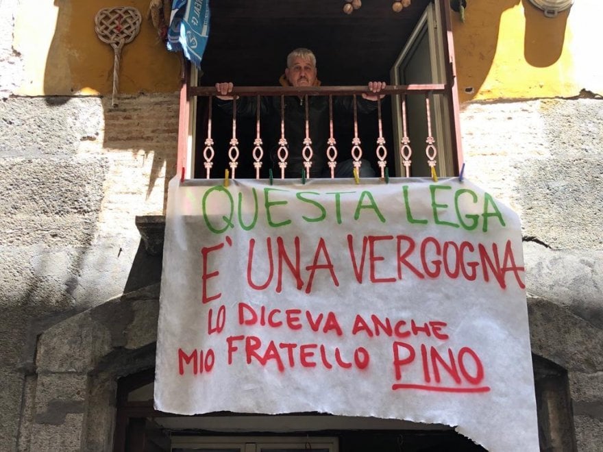 Napoli, il fratello di Pino Daniele aderisce alla protesta contro Salvini. Lo striscione: 