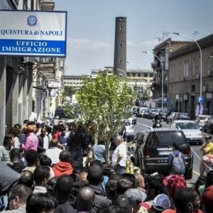 Immigrazione clandestina, sette arresti a Napoli: in cella anche un poliziotto e un ex agente