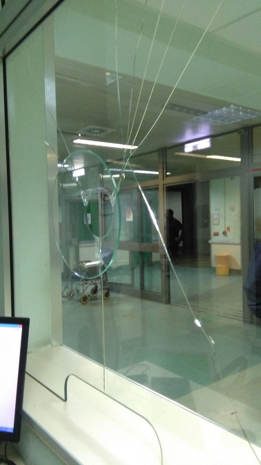 Castellammare, rissa al San Leonardo: due famiglie devastano il pronto soccorso 