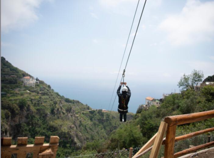 In costiera amalfitana il volo dell'angelo da Furore fino a mare
