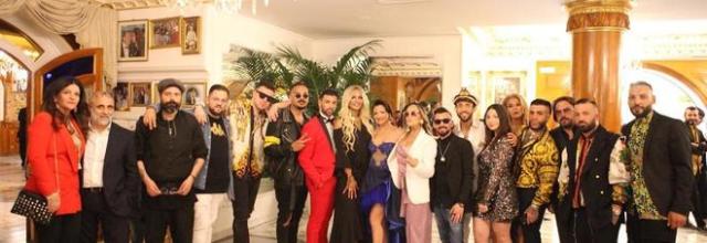 Nozze trash per il ritorno del Boss delle Cerimonie, fake per un videoclip