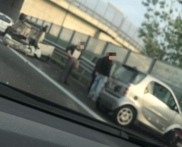 Torre del Greco, grave incidente in autostrada con due vetture capovolte: quattro feriti
