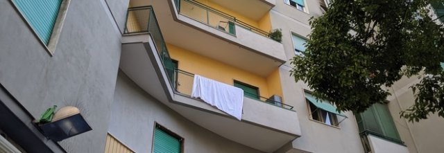 Dramma a San Giorgio, si butta giù e cade sul balcone di sotto: morta anziana