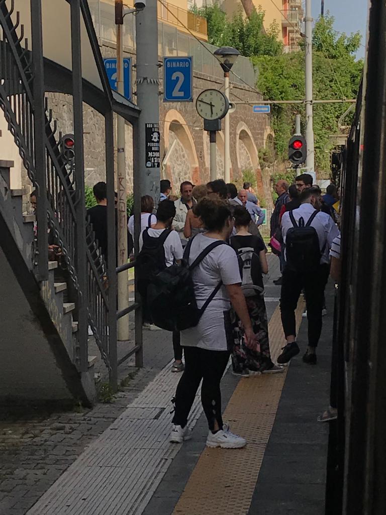 Circum, guasto alla linea: stop al treno a Torre del Greco 