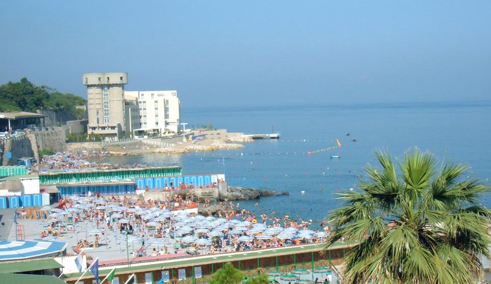 Castellammare, caro-spiagge dai 50 ai 100 euro a famiglia e c'è la stangata parcheggio
