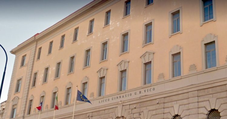 Napoli, prof del Liceo fa sesso con due sedicenni: incastrato dalle conversazioni hot