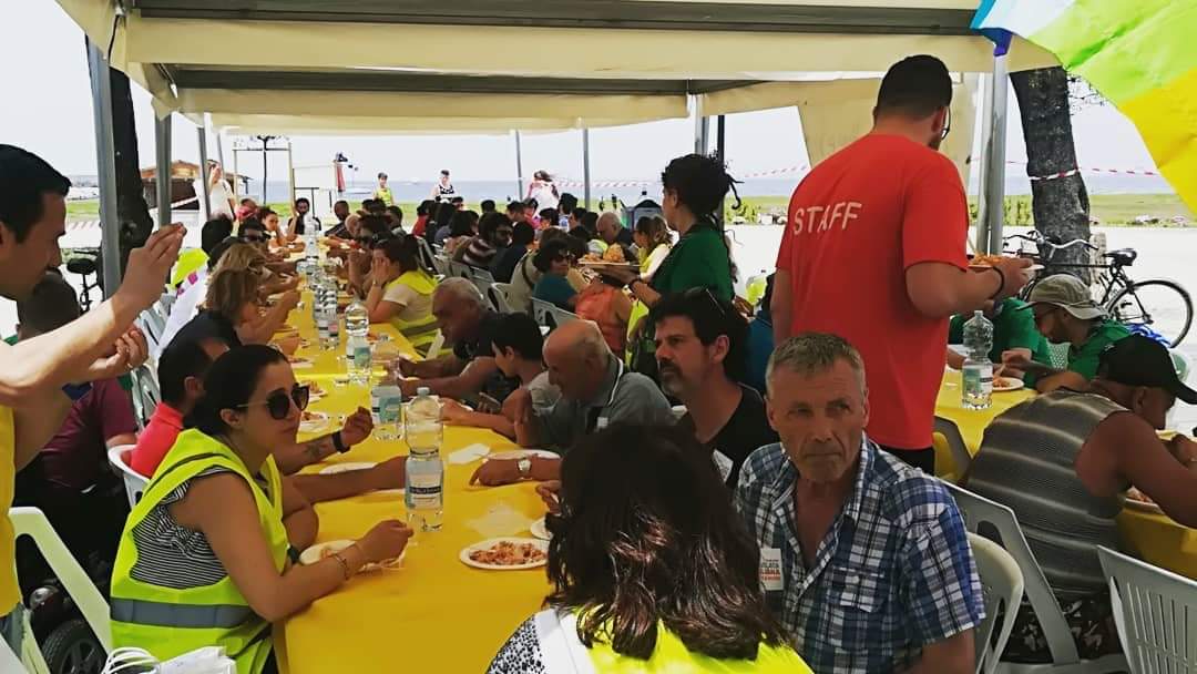 Castellammare, la tavolata della solidarietà in Villa Comunale. Il Vescovo Alfano: 