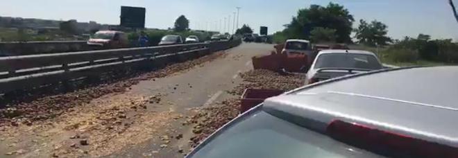 Tragedia sull'asse mediano, ragazza muore schiacciata da un carico di patate