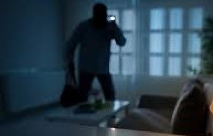 Torre del Greco, rapine in appartamenti e furti: arrestati 