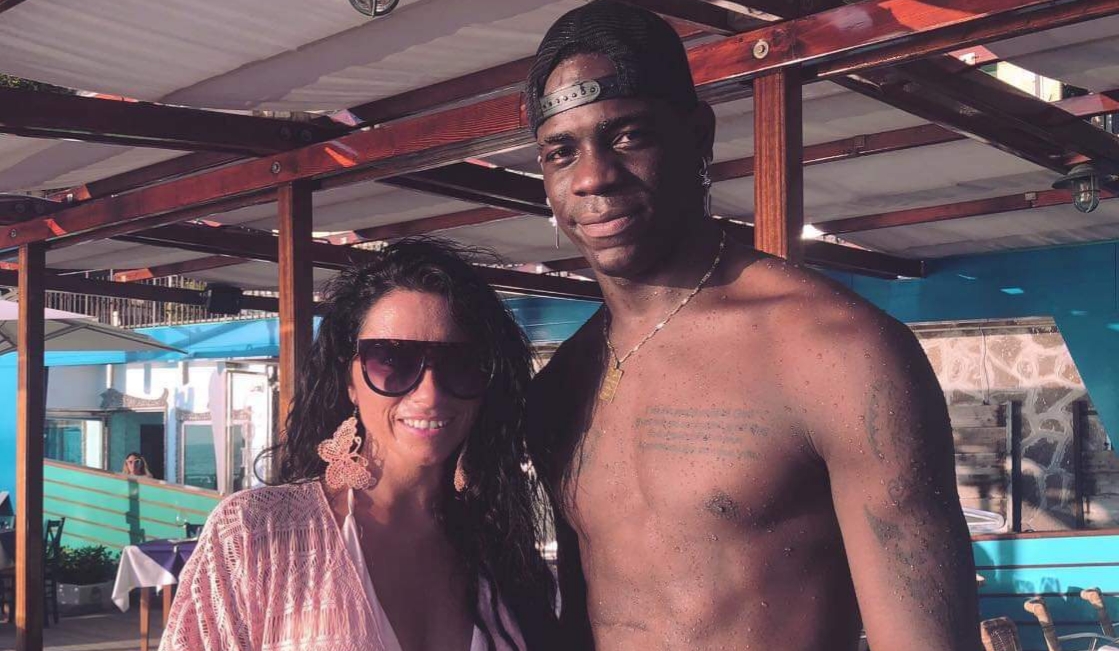 Balotelli in vacanza in costiera con la figlia, foto e autografi con i fan 