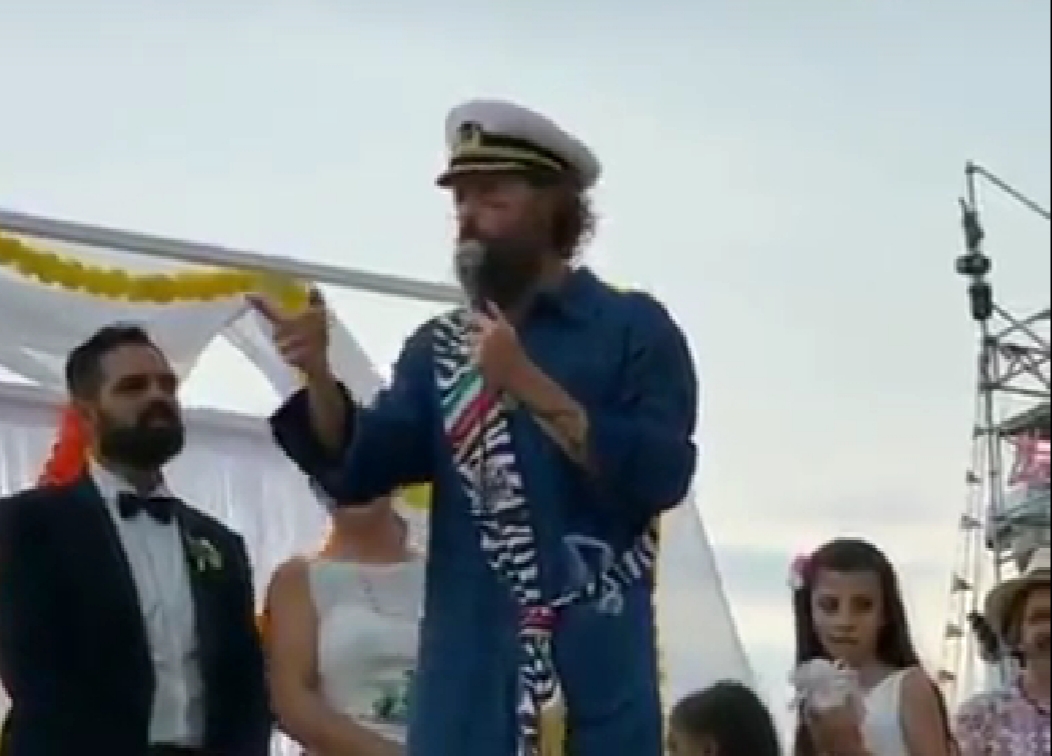 Jovanotti sposa coppia di stabiesi nel suo tour