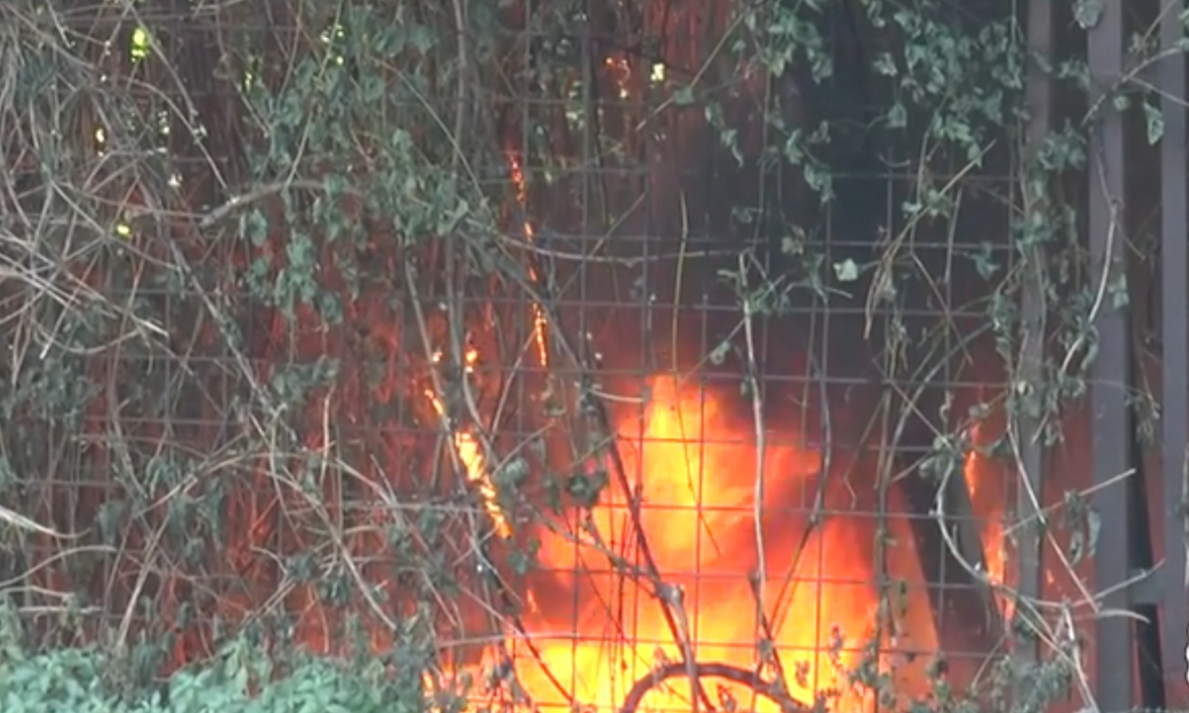 Castellammare, incendio vicino alle Terme di Stabia 