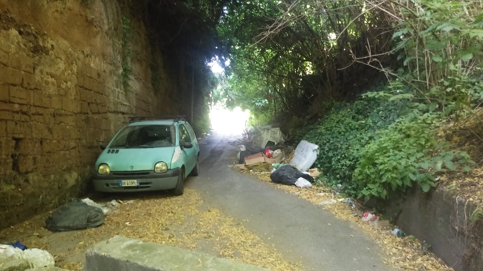 Castellammare, discarica all'ingresso di Villa Arianna. Scala: 