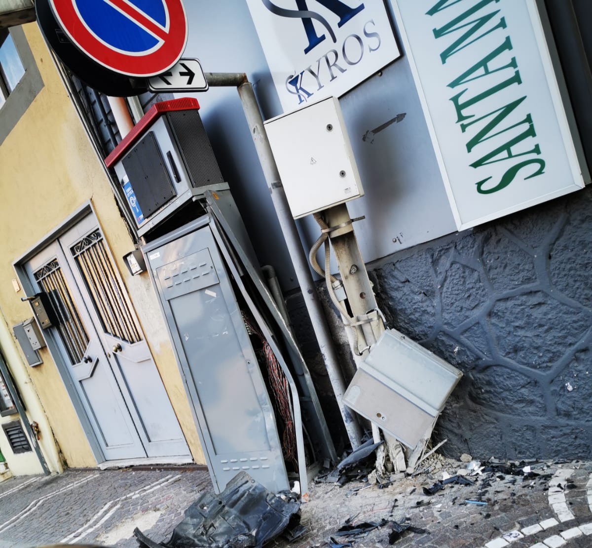 Santa Maria la Carità, auto si schianta contro negozi