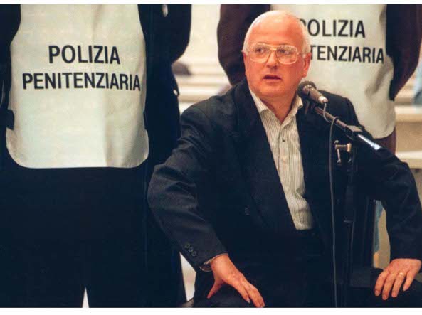 Cutolo intervistato in carcere: scoppia la polemica. Il boss vogliono farmi pentire ma io non tradisco