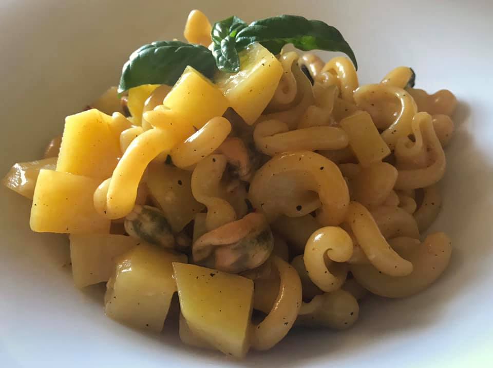 Ricette d’estate: Vesuviotti con patate cozze zafferano e pecorino 