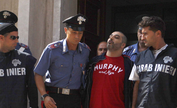 Sfida allo Stato, amici e parenti del latitante dei Gionta provano ad assaltare la caserma