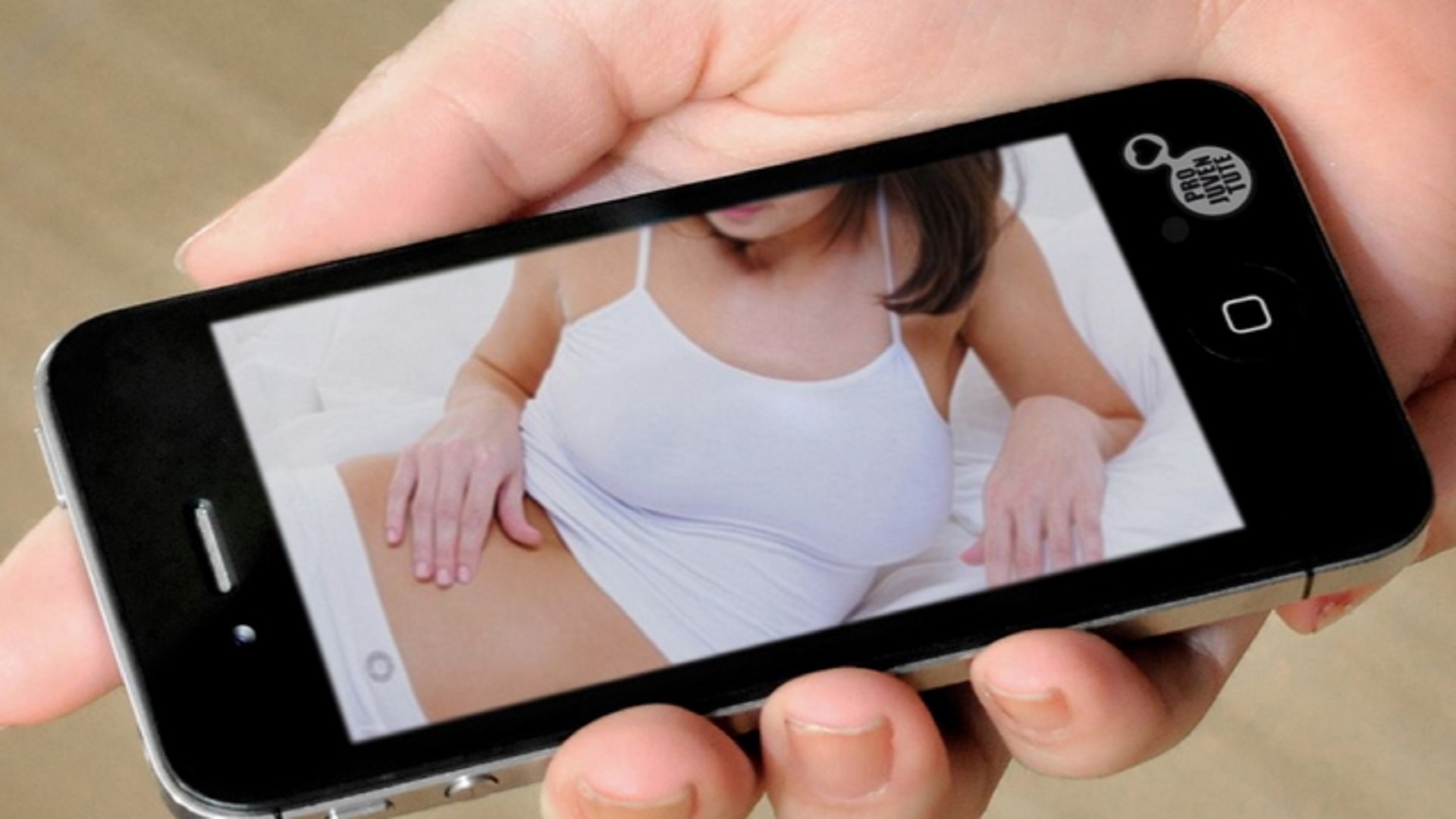 Castellammare, ragazze nude in chat per promuovere serate in mano a Pr spregiudicati