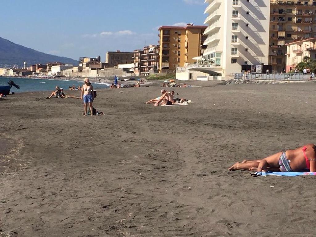 Castellammare, mare inquinato e spiaggia pericolosa: tanti bagnanti sfidano il divieto 