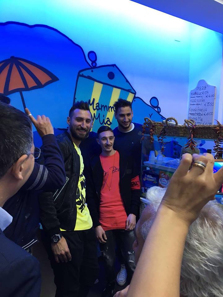 Gigio Donnarumma con il fratello e l'attore di Gomorra: 