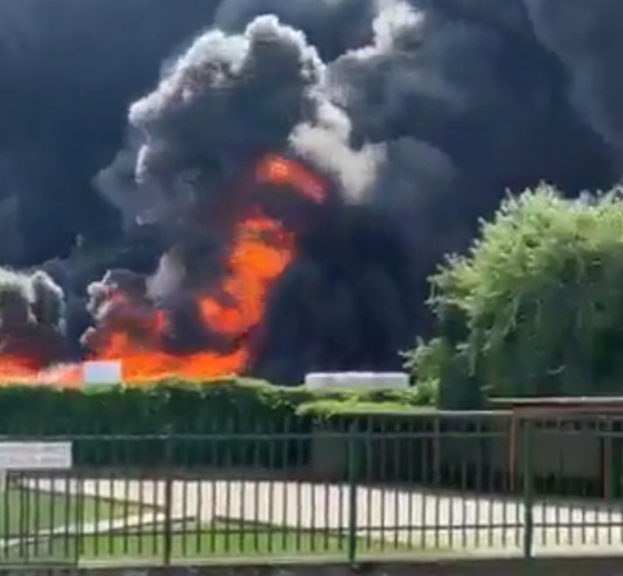 Nube tossica ad Avellino, in fiamme azienda che produce plastica
