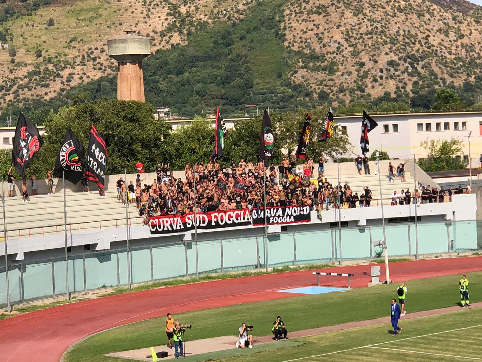 Guerriglia a Nocera: feriti due poliziotti negli scontri prima della gara Nocerina Foggia 