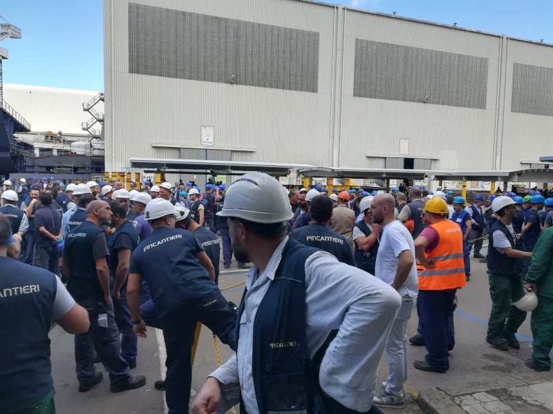Fincantieri, scippo a Castellammare trasloca nave militare: operai in sciopero