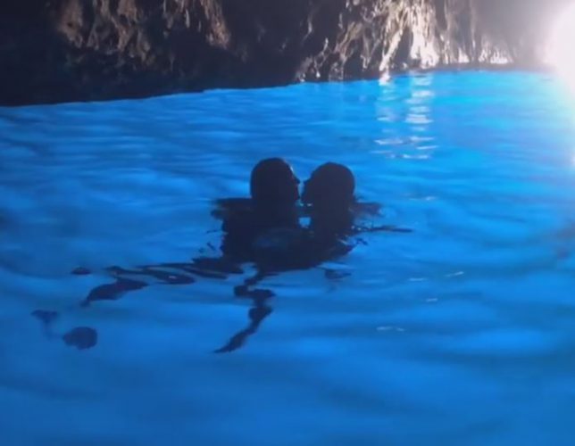 Capri, un tuffo nella Grotta Azzurra costato cinquemila euro: multa a quattro turisti