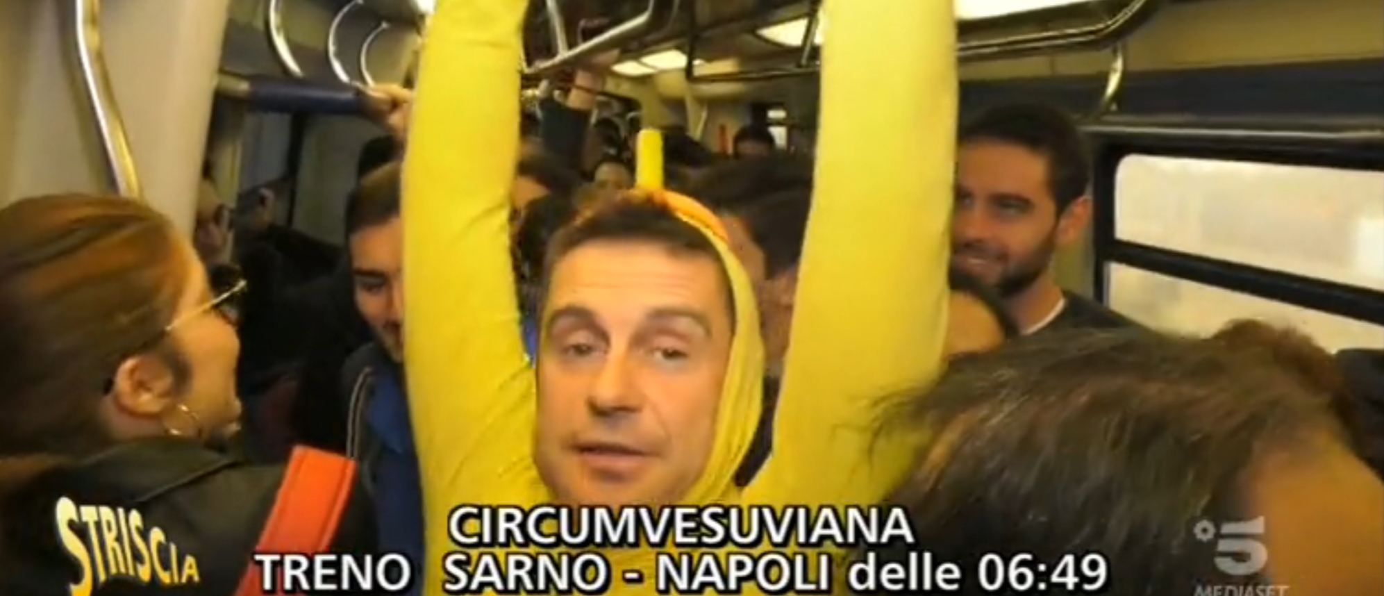 Circum disastro, Striscia la notizia nel treno: Capitan Ventosa tra la folla