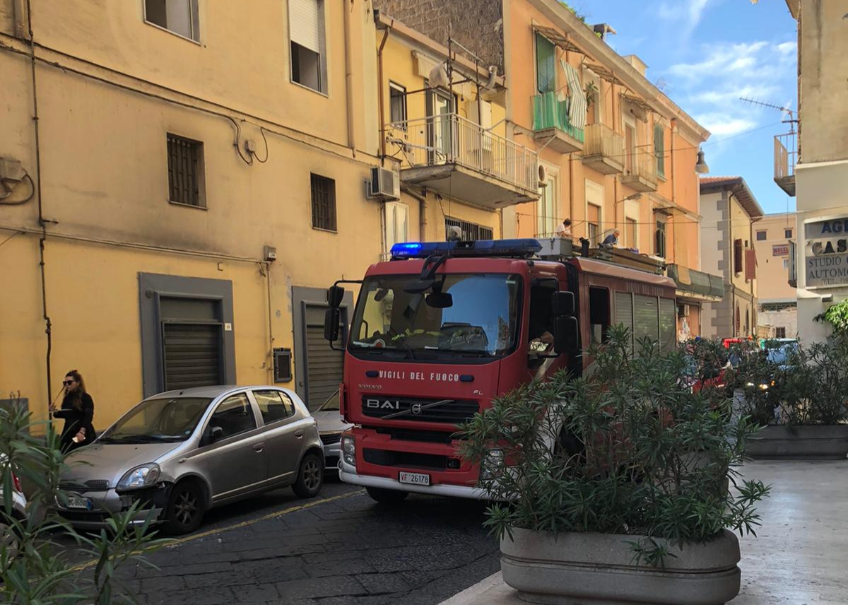 Castellammare, paura in centro per un anziano bloccato in casa