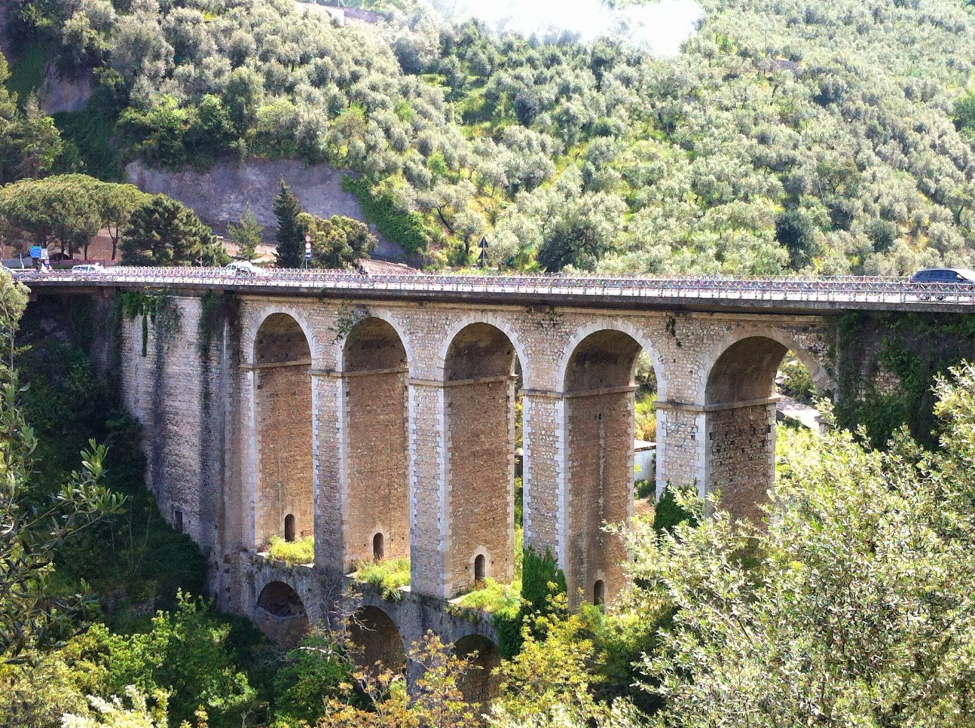 Terrore a Seiano, giovane di Sant'Antonio Abate si lancia dal ponte: 'Ci hai spezzato il cuore'