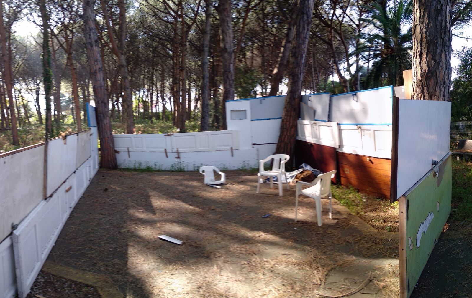 Castellammare, una baracca abusiva nel Parco delle Terme di Stabia 