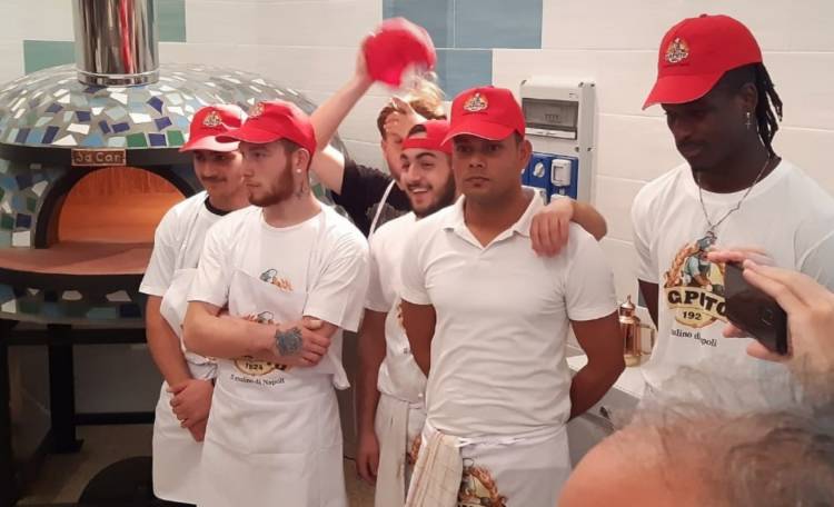 Torre Annunziata, i ragazzi difficili in un laboratorio per diventare pizzaioli 