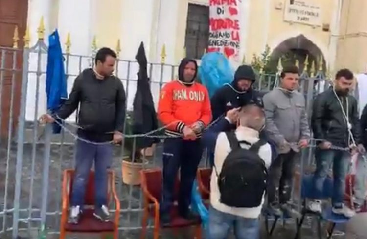 Torre del Greco, marittimi incatenati davanti alla chiesa: due lavoratori minacciano di lanciarsi giù