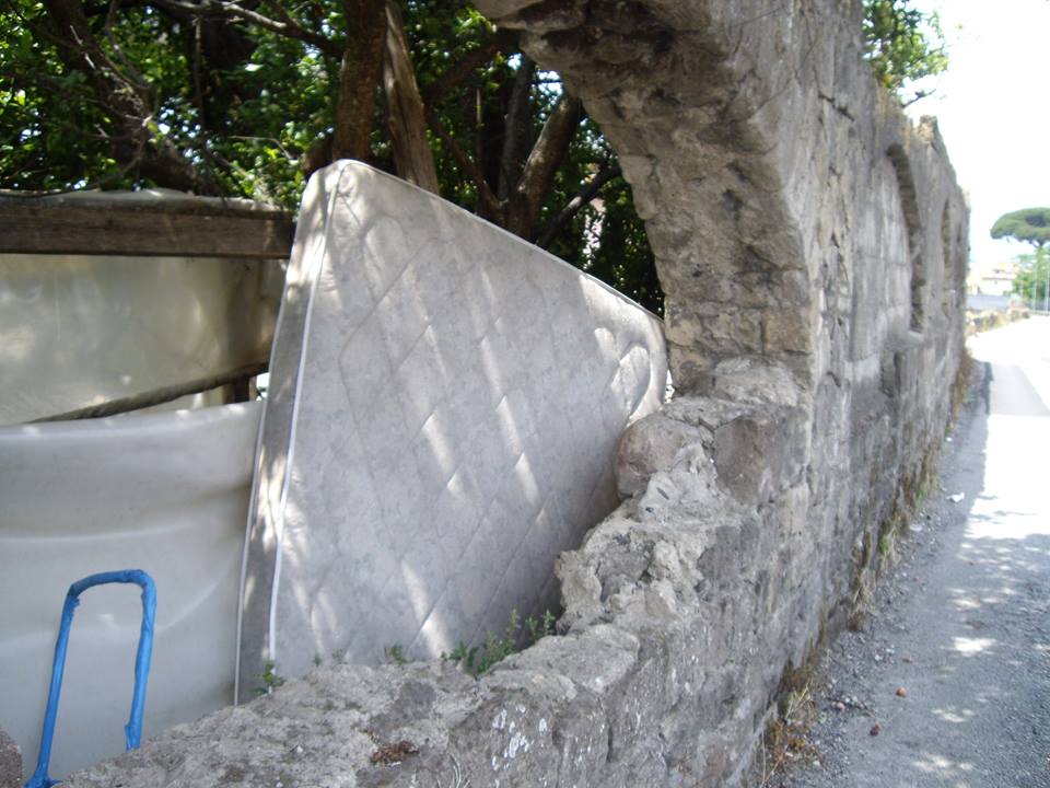 Al Savorito in strada dai materassi a pezzi di amianto: da periferia a discarica