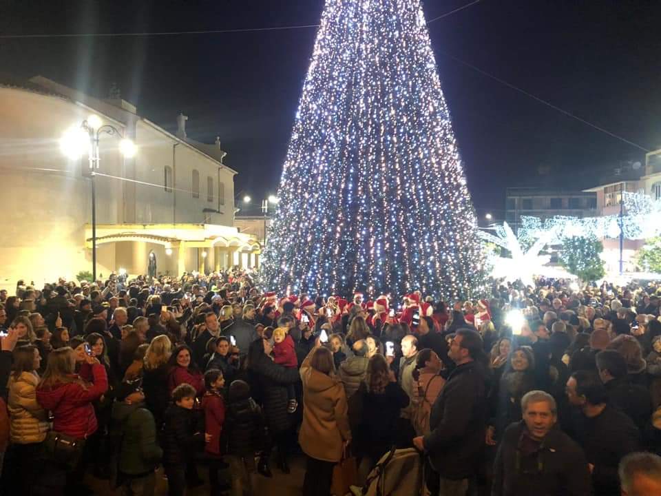 Sant'Antonio Abate si illumina per Natale, folla per l'accensione dell'albero