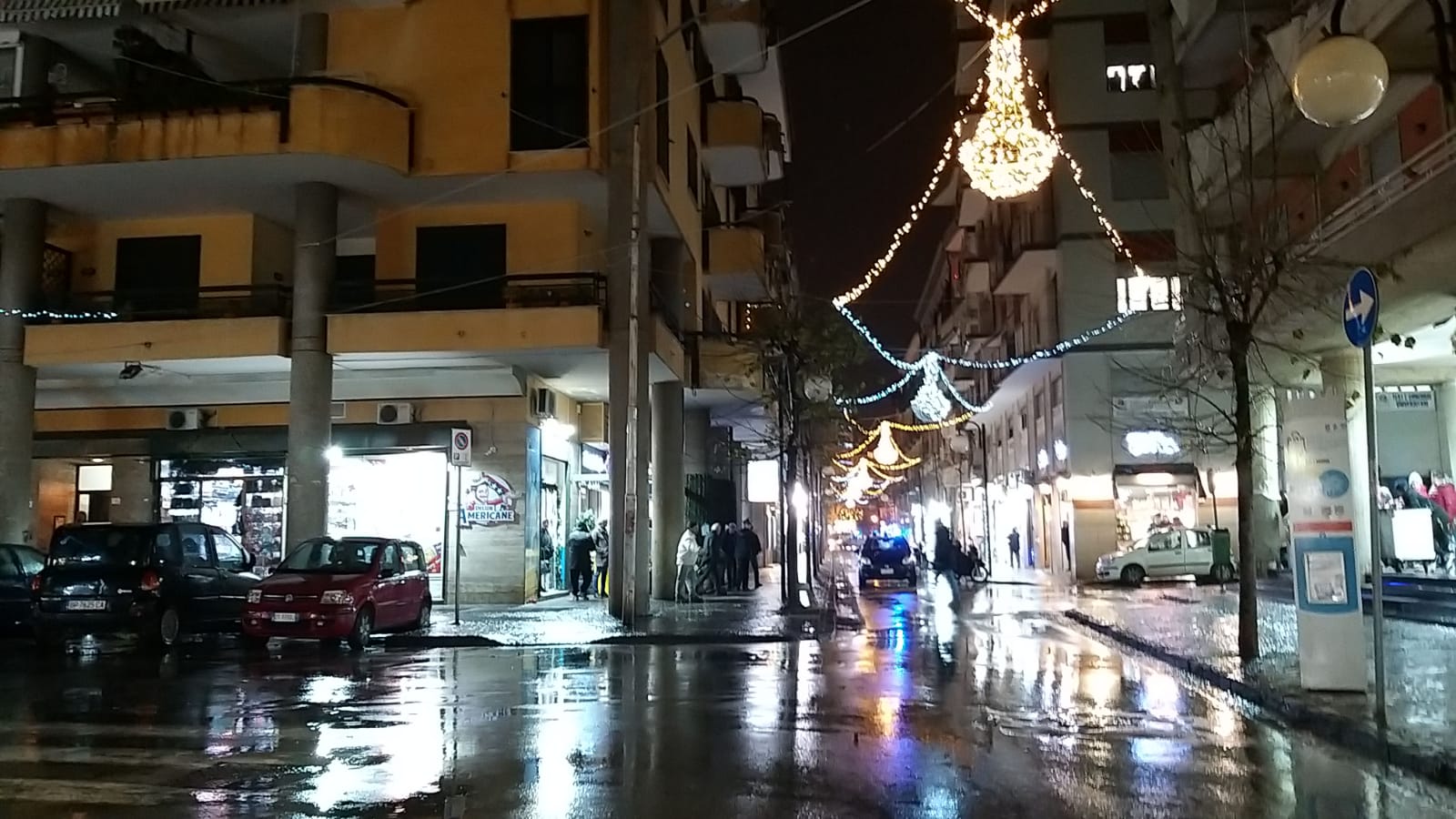 Castellammare con il maltempo, palo pericolante in centro: chiusa strada e piazza