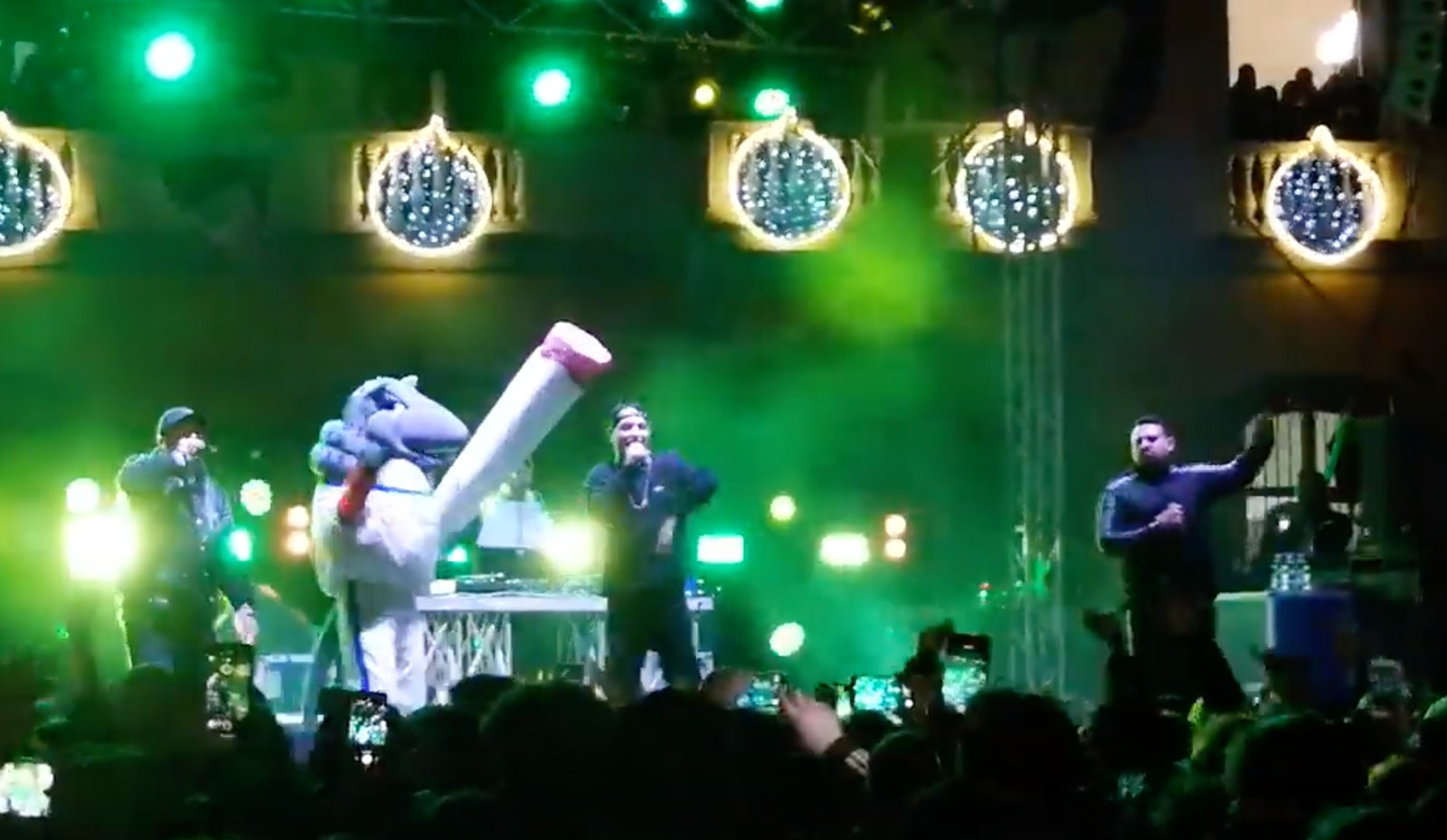 Clementino lancia filtri e cartine dal palco a Nocera, la polizia apre l'indagine