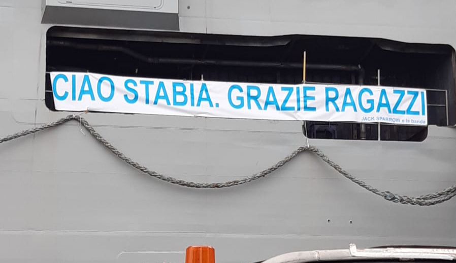 Castellammare, l'addio della Trieste: la nave lascia la città 