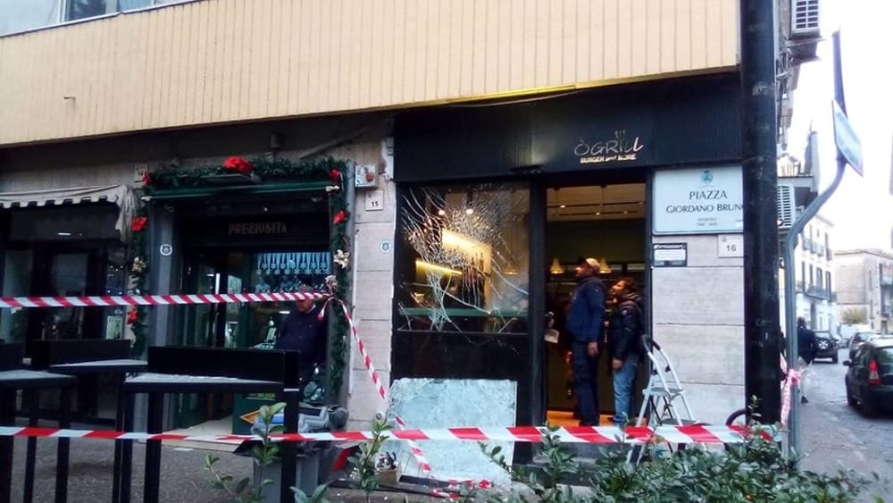 San Giorgio a Cremano: panico nella notte per l'esplosione di una bomba carta